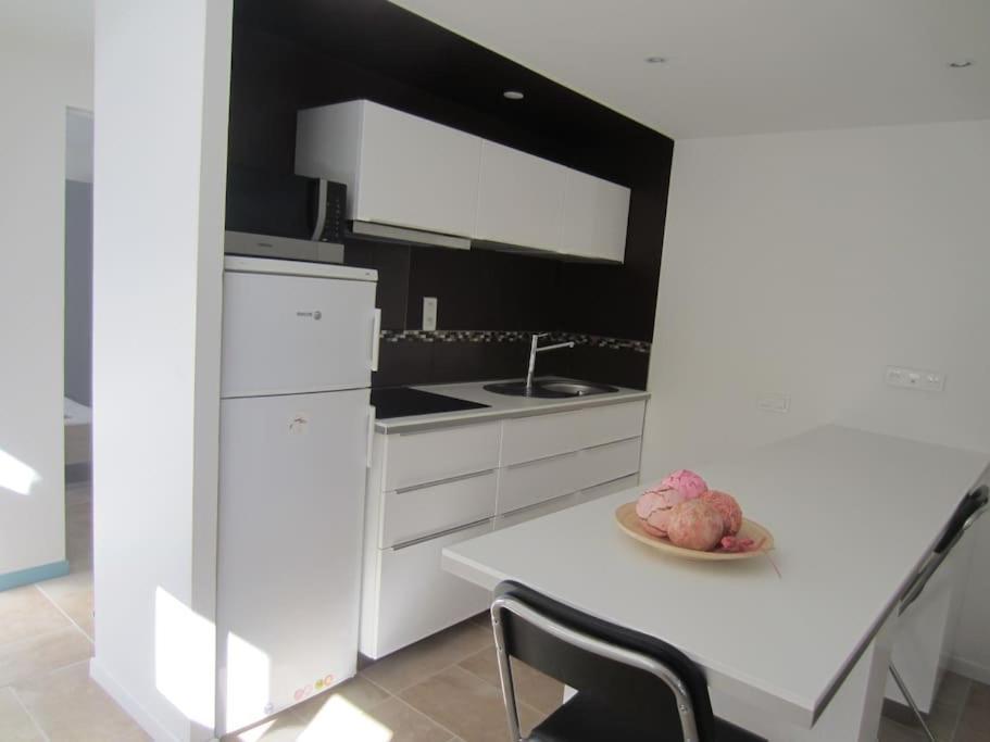 T2 Refait A Neuf Avec Petit Jardin Et Parking Apartment Millau Luaran gambar